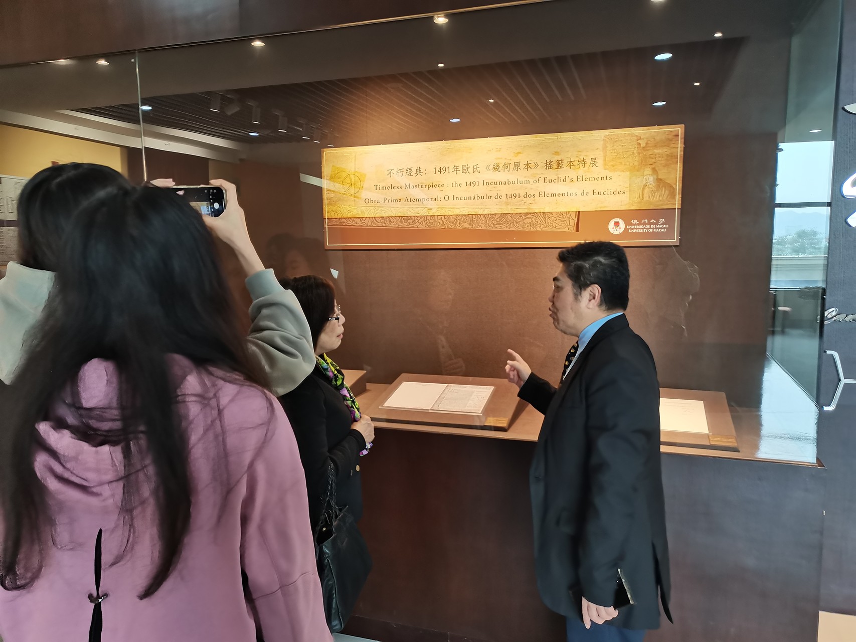 ​▲梁德海助理館長向尹一橋院長介紹館藏