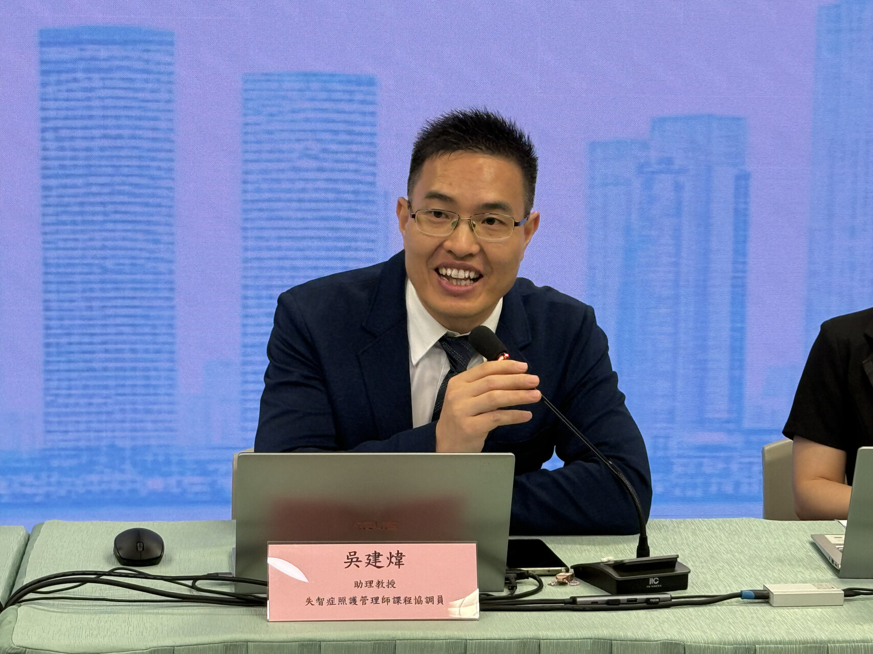 ▲吳建煒助理教授展示首個專注青年群體的失智症認知教育指標體系