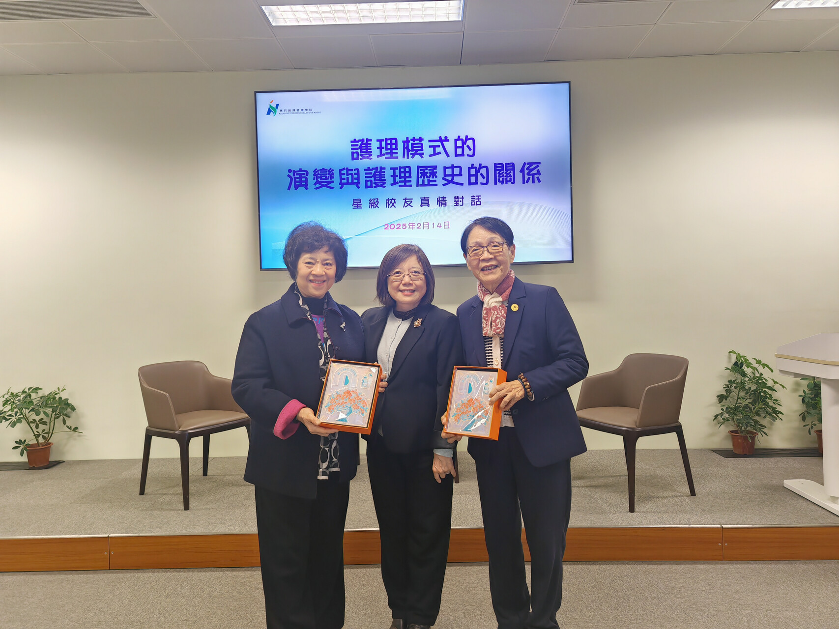 President Van presents souvenirs to Alumnae Leong Iok Wa (first from left) and Lo Sio Ha (first from right)