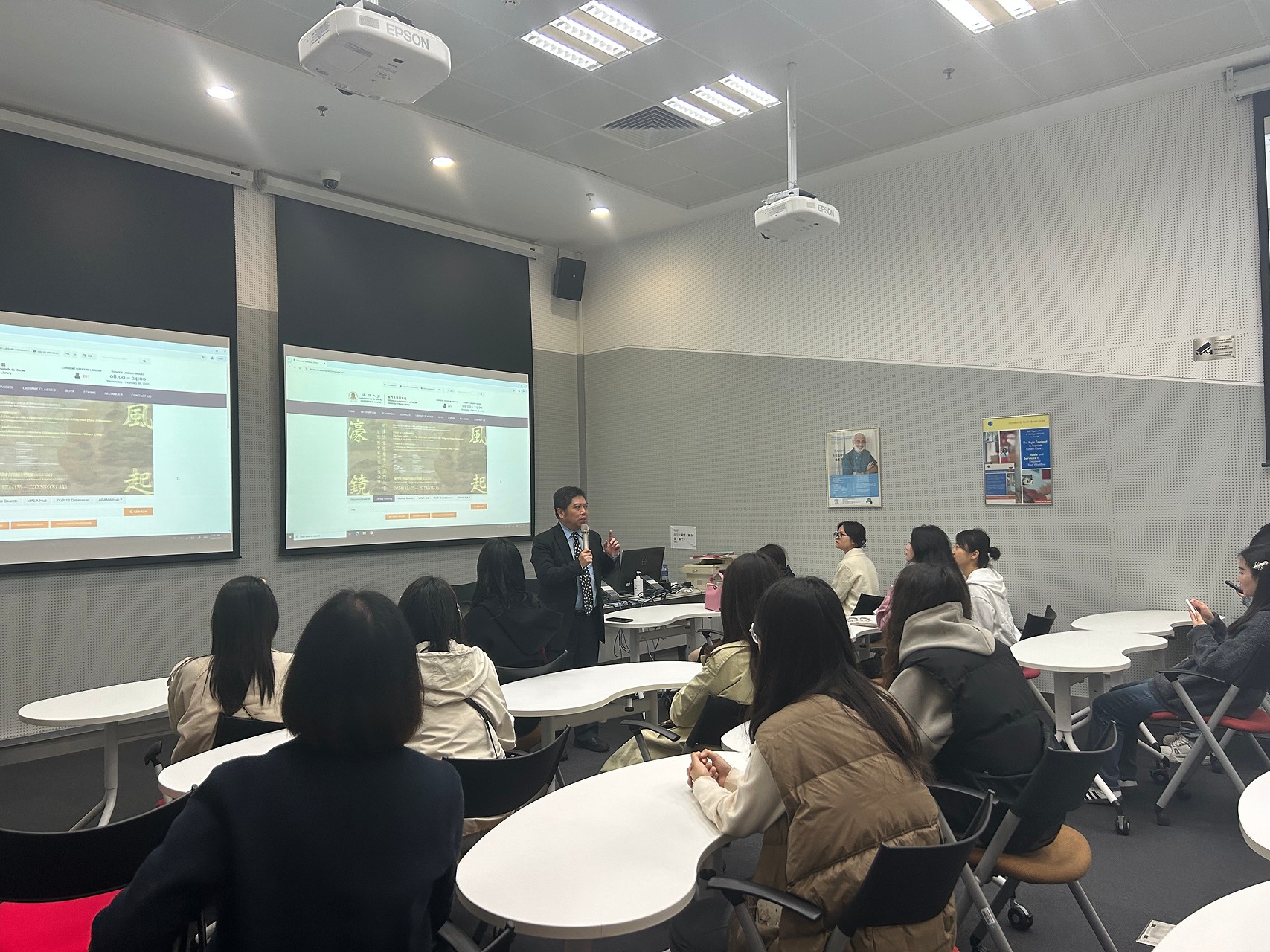 ▲梁德海助理館長與同學們溝通交流